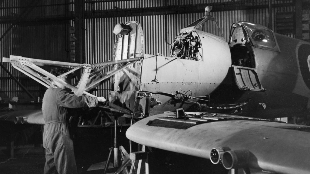 Spitfire Mk V to Mk IX conversion in 6 Hangar, 1942